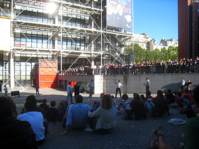 Je patiente en regardant un spectacle comique sur le parvis