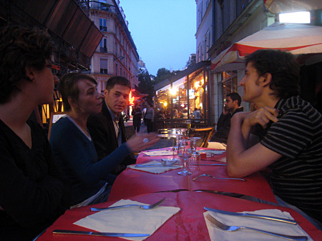 Nous nous installons à la terrasse d'un restaurant
