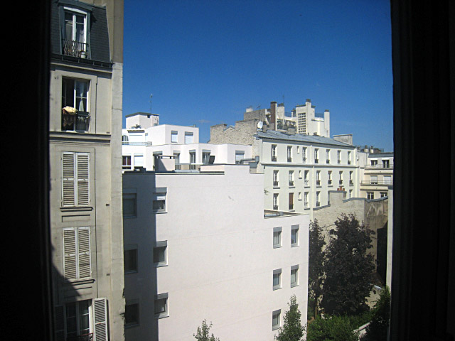 Je regarde à la fenêtre