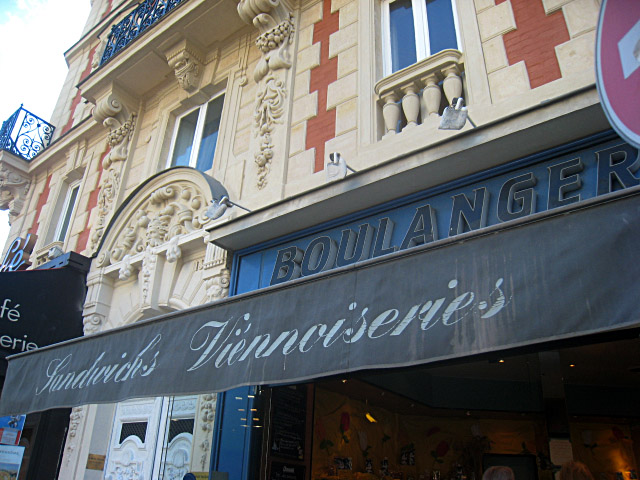 Je vais à la boulangerie