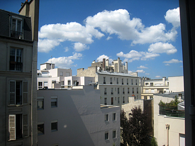 Je regarde à la fenêtre