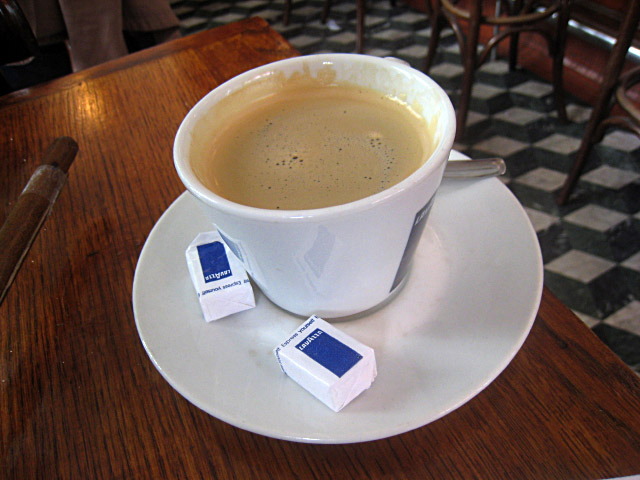Je bois un café