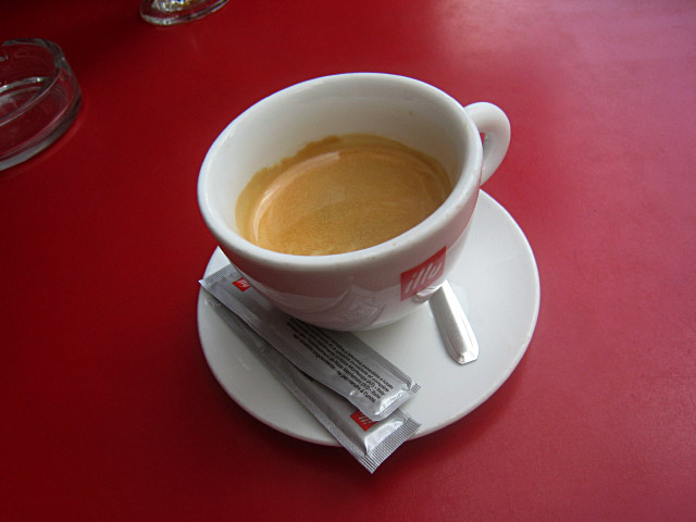 Je bois un café
