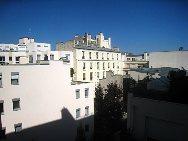 Je regarde à la fenêtre