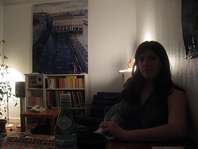 Nous finissons la soirée à discuter chez moi