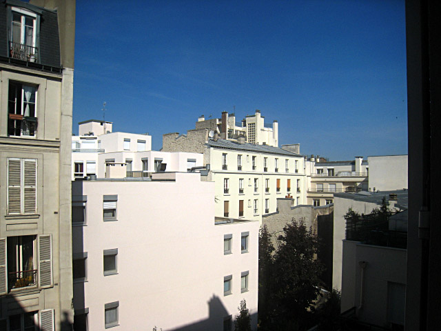 Je regarde à la fenêtre