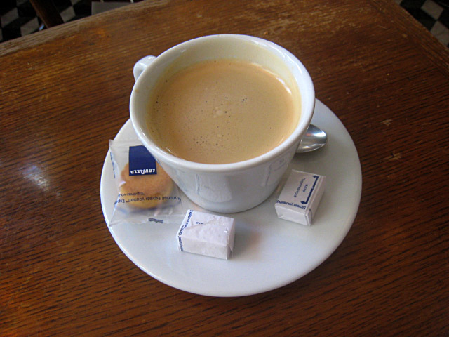 Je bois un café