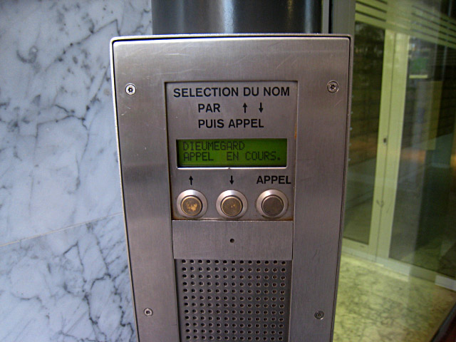 Je sonne à l'interphone