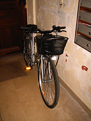 Je l'attends pour que nous allions chez moi