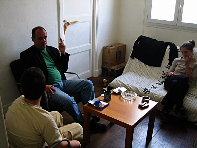 Nous nous installons dans le salon