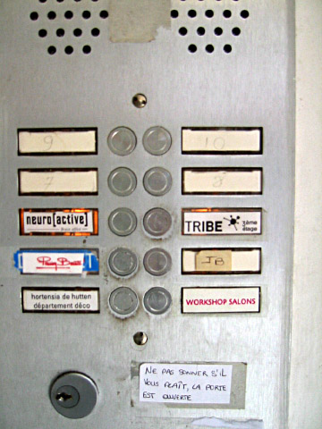 Je sonne à l'interphone