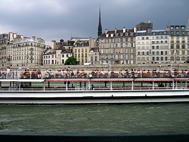 Nous nous installons devant la Seine