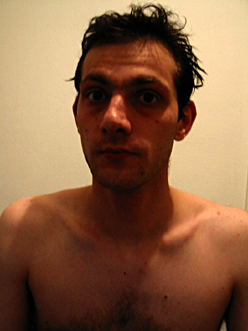 Nous rentrons chez moi. Sabine me coupe les cheveux