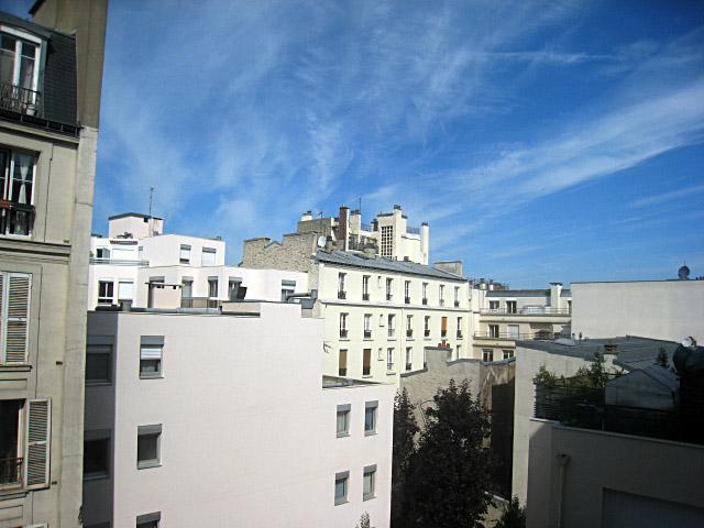 Je regarde à la fenêtre