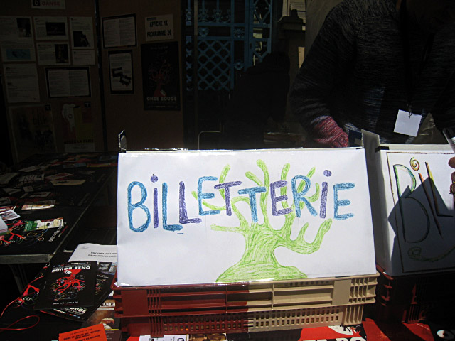 Je passe au stand de Onze Bouge