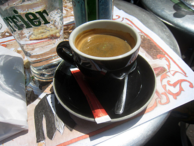 Je bois un café
