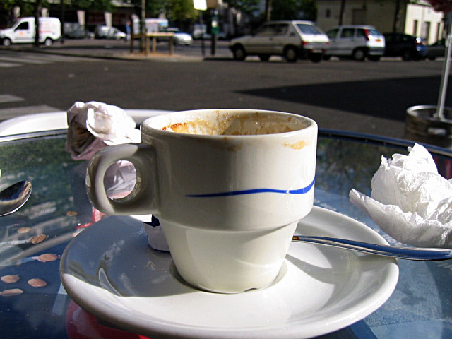 Nous buvons un café en terrasse