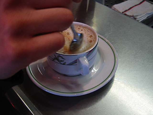 Nous buvons un café dans un bar