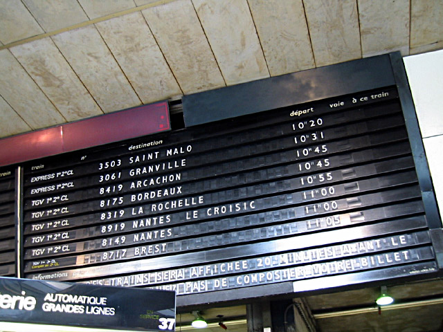 Je regarde les trains à l'arrivée