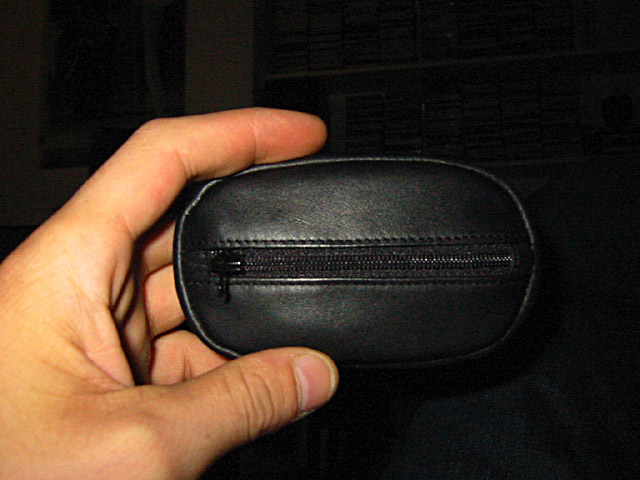 Sabine m'a offert un porte monnaie en cuir pour mon anniversaire