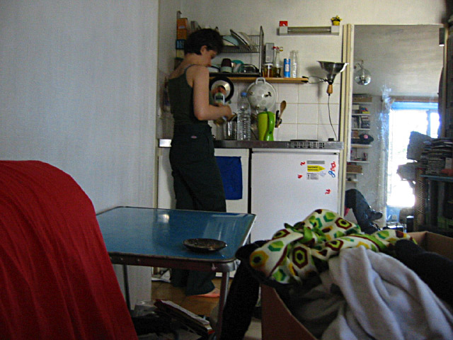 Elle fait du rangement