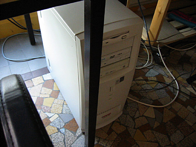 Je retourne au bureau de Patrick. J'installe une machine pour pouvoir travailler