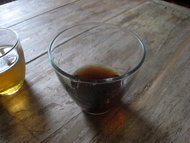 Je bois un café
