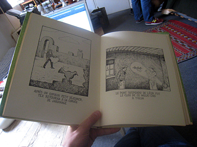 Il me montre une bande dessinée