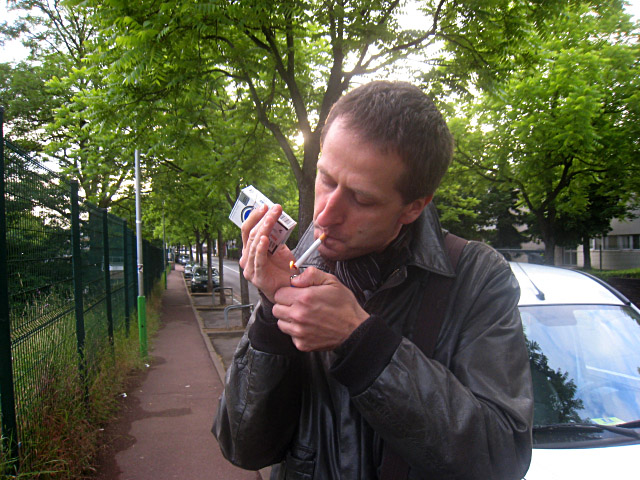 Edouard fume
