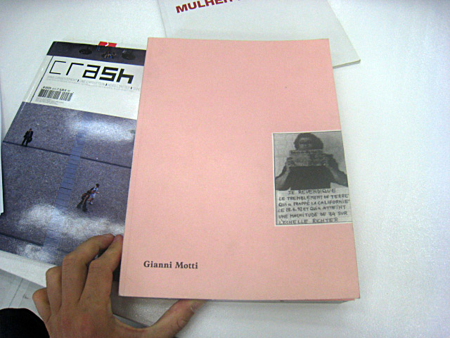 Je regarde un livre sur le travail de Motti