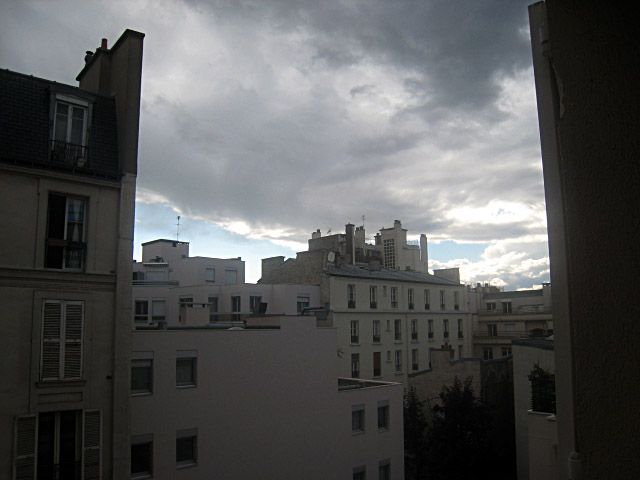 Je regarde à la fenêtre