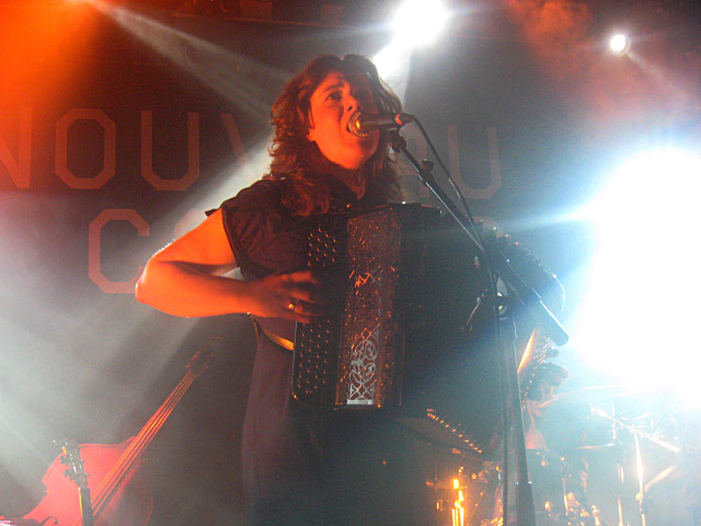 Charlotte joue aussi de l'accordéon