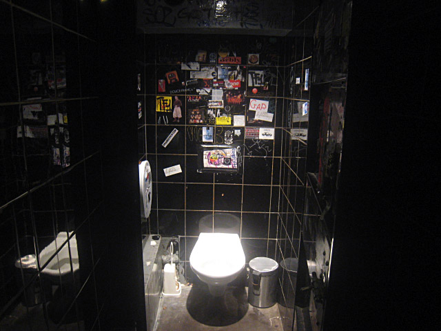 Je vais aux toilettes
