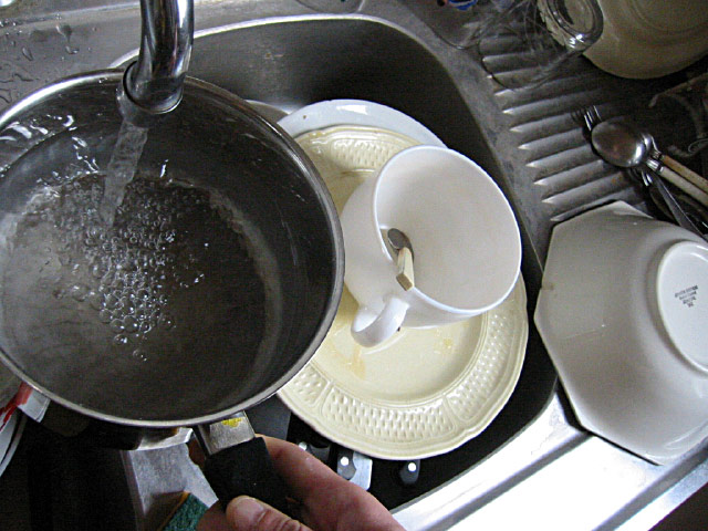 Je remplis une casserole d'eau