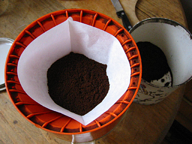 Je mets du café dans un filtre