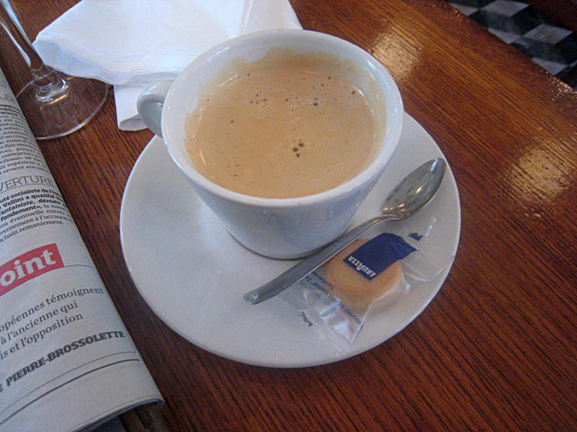 Je bois un café