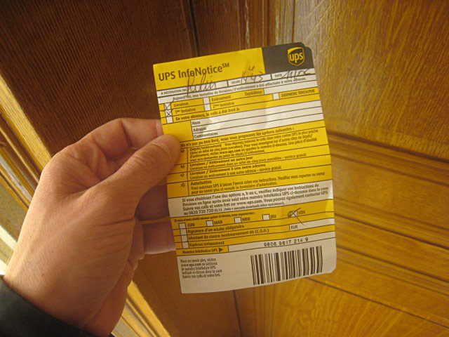 Je passe chez moi. UPS est passé pendant mon absence