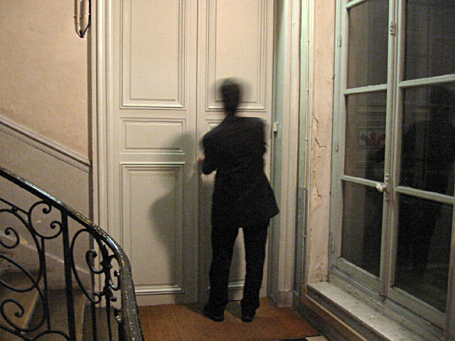 Nicholas ferme la porte