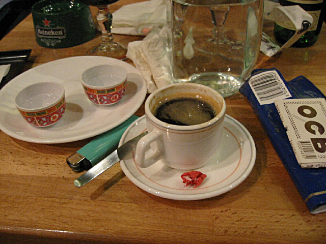 Je bois un café