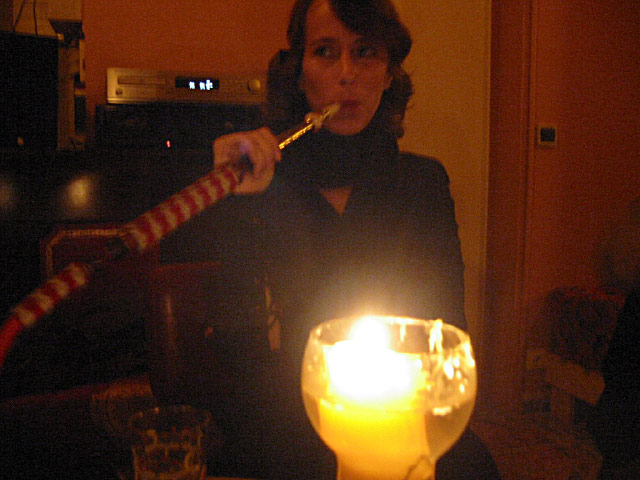 Cécile fume le narguilé