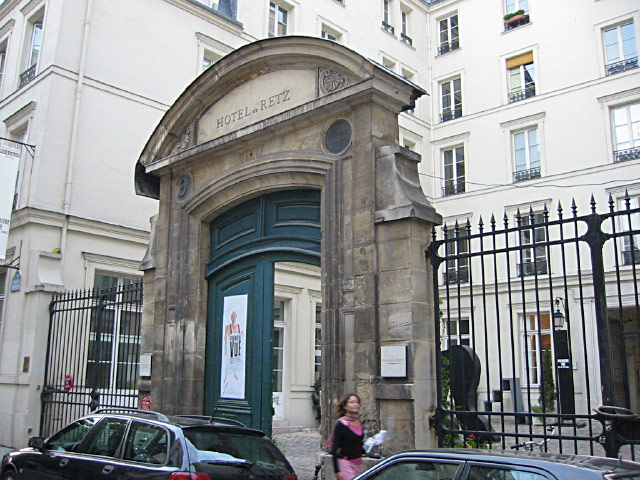 J'arrive à l'Hôtel de Retz