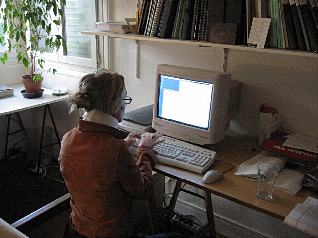 Dimanche. Catherine vient travailler