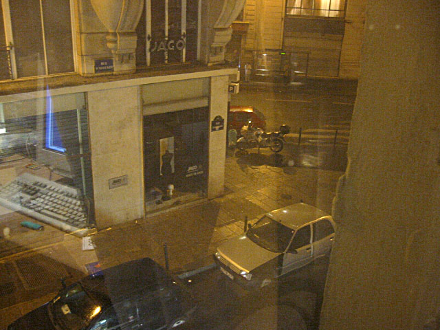 Je regarde à la fenêtre