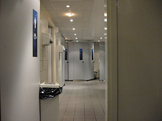 Le film est terminé. Je vais aux toilettes