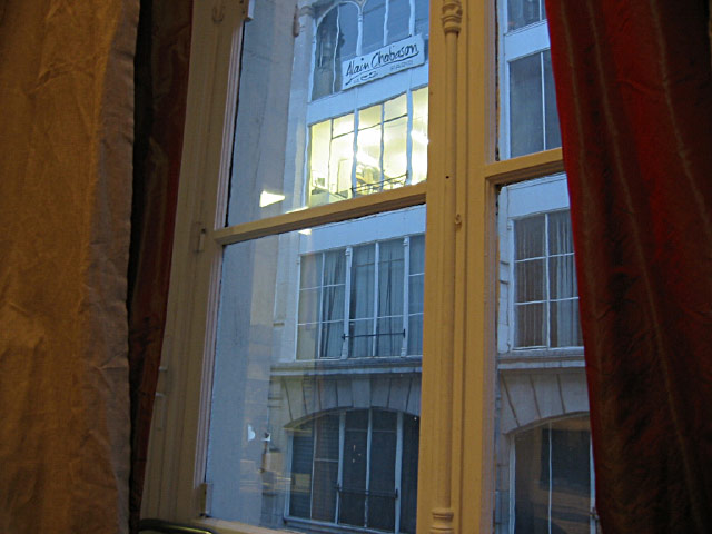 Je regarde à la fenêtre