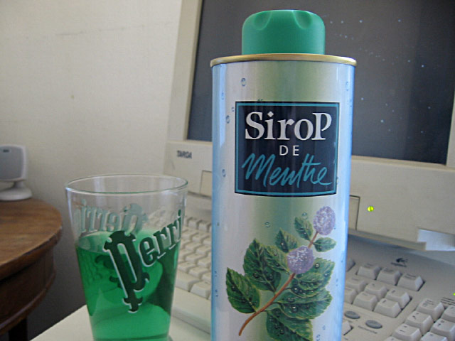 Je bois de la menthe à l'eau