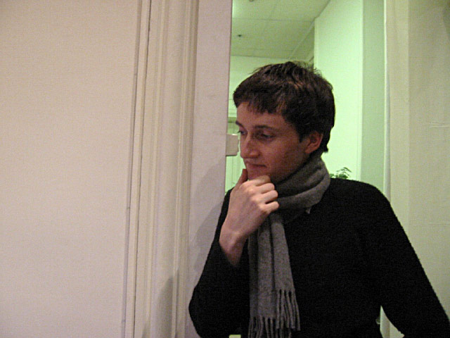 Philippe reste travailler tard