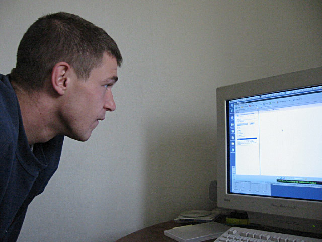 Dimanche. Nous cherchons de la musique sur internet