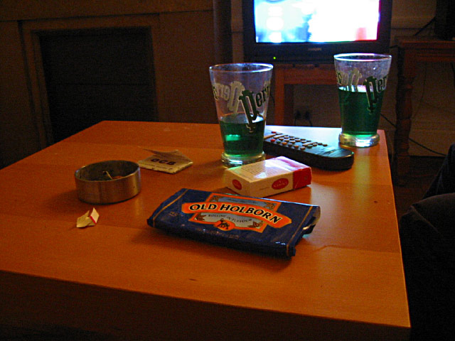 Nous fumons et buvons de la menthe à l'eau devant le match de foot
