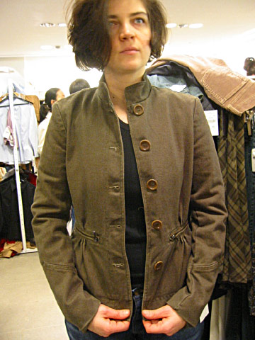 Sabine essaye une autre veste